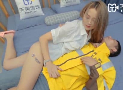 Em chủ nhà nứng lồn Chịch anh shipper giao hàng tại nhà riêng