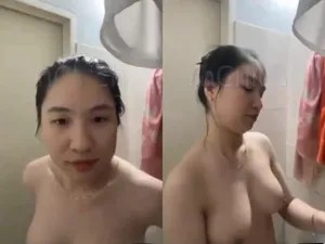 Gái vú bự, vừa call với người yêu vừa tắm